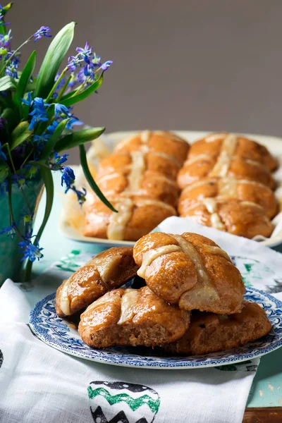 Páscoa cruz pães.. doces de Páscoa tradicionais . — Fotografia de Stock