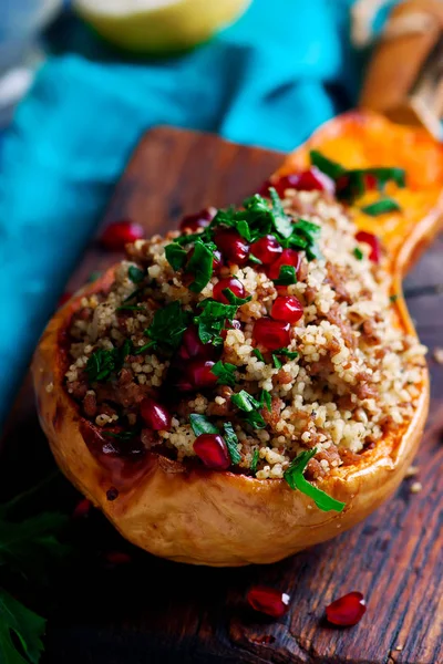 Gefüllter Kürbis mit Couscous.selektiver Fokus — Stockfoto