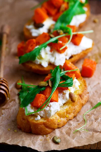 Abóbora .ricotta, foco arugula bruschetta.selective — Fotografia de Stock