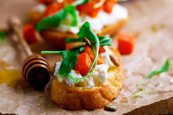 Pumpa .ricotta, ruccola bruschetta.selective fokus — Stockfoto