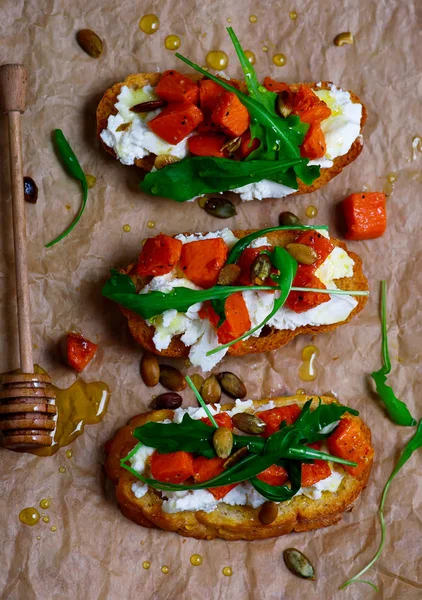 Dynia .ricotta, rukola bruschetta.selective ostrości — Zdjęcie stockowe