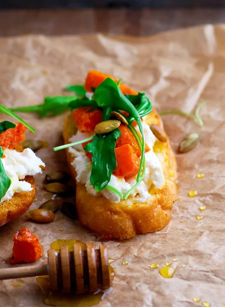 Kürbis, Ricotta, Rucola bruschetta.selektiver Fokus — Stockfoto