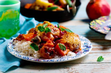 kabaklar ve kuru kayısı ile tavuk budu.