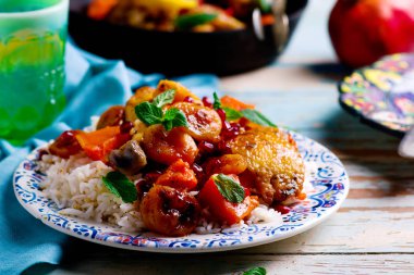 kabaklar ve kuru kayısı ile tavuk budu.