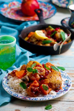 kabaklar ve kuru kayısı ile tavuk budu.