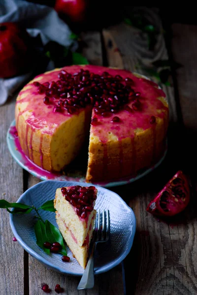 Mandaryn bundt ciasto z granatu glazury... Selektywny fokus — Zdjęcie stockowe