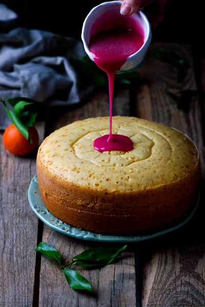 Bolo pacote de tangerina com esmalte de romã.. foco seletivo — Fotografia de Stock