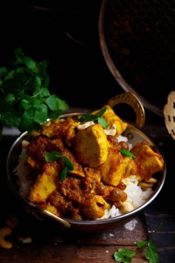 kabak köri tavuk kaju pirinç üzerinde.