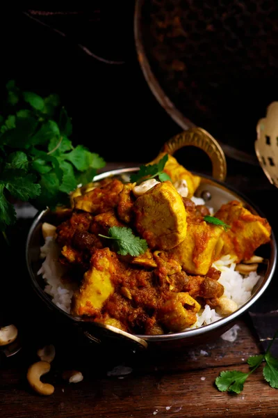 Pollo al curry de calabaza sobre arroz de anacardo . —  Fotos de Stock