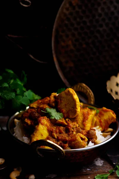 Kürbis-Curry-Huhn über Cashew-Reis. — Stockfoto