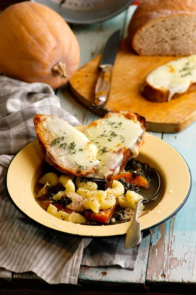 Calabaza italiana col rizada pollo fideos sopa fontina tostadas —  Fotos de Stock