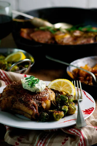 UNA HABILLETA SEARED RIBEYE CON MANTEQUILLA DE HERBAS caseras, cebollas caramelizadas y brotes de zarzamoras frías — Foto de Stock