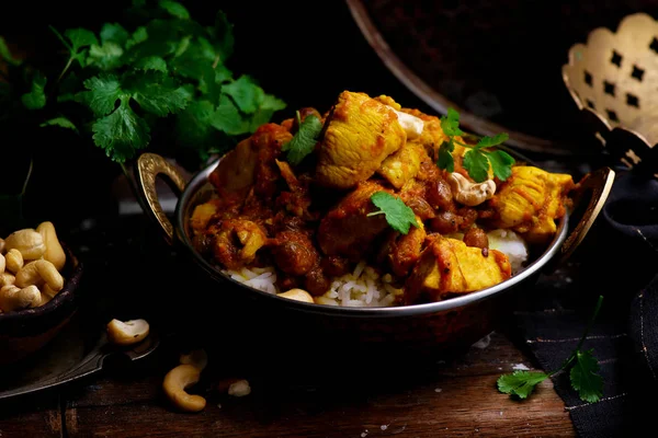 Poulet au curry de citrouille sur riz à la noix de cajou . — Photo