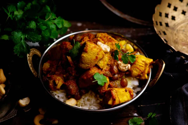 Poulet au curry de citrouille sur riz à la noix de cajou . — Photo