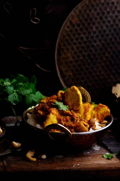 Pollo al curry de calabaza sobre arroz de anacardo . — Foto de Stock