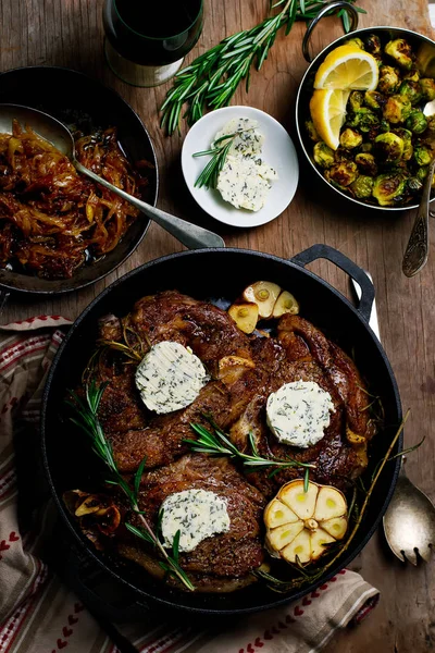 Patelni, które kiełki smażone Ribeye z masłem ziołowym domowe, karmelizowanego Cebula i Fried Brussel — Zdjęcie stockowe