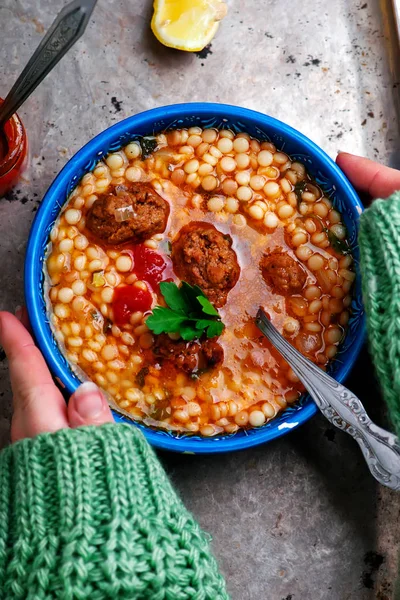 Marokkaanse gehaktbal couscous soep. — Stockfoto