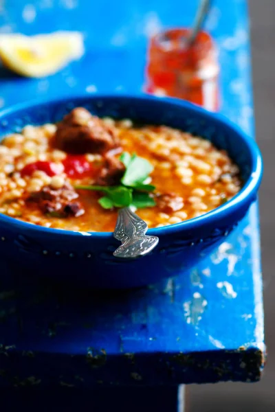 Soupe marocaine de couscous aux boulettes de viande. — Photo