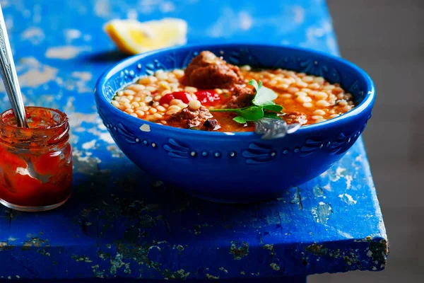 Soupe marocaine de couscous aux boulettes de viande. — Photo