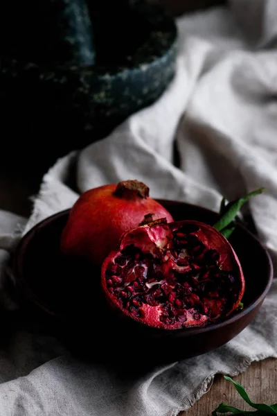 Färska ekologiska jucy Pomegranate.selective fokus — Stockfoto