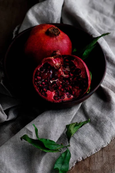Färska ekologiska jucy Pomegranate.selective fokus — Stockfoto