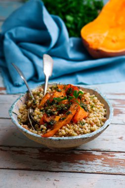 fregola sarda karamelize squash ve charmoula ile... seçici odak