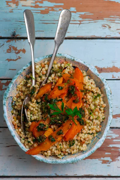 Fregola sarda con calabaza caramelizada y charmoula.. enfoque selectivo —  Fotos de Stock