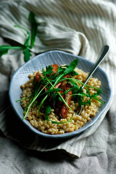 Pieczona marchewka i fregola sałatka... Selektywny fokus — Zdjęcie stockowe