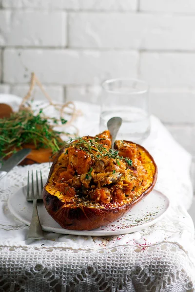 Croccante ripieno di zucca ghianda con zaatar.selective fuoco — Foto Stock