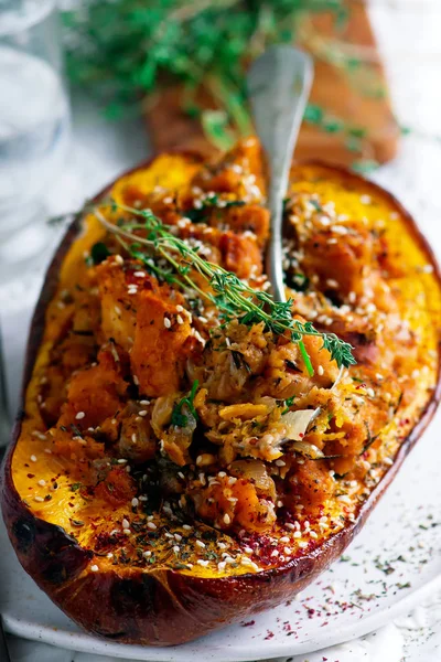 Τραγανά acorn squash γέμιση με zaatar.selective εστίαση — Φωτογραφία Αρχείου