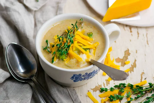 Broccoli cheddar kip en dumpling soep — Stockfoto