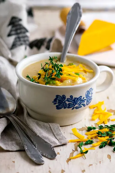 Brócolis cheddar frango e sopa de bolinho — Fotografia de Stock