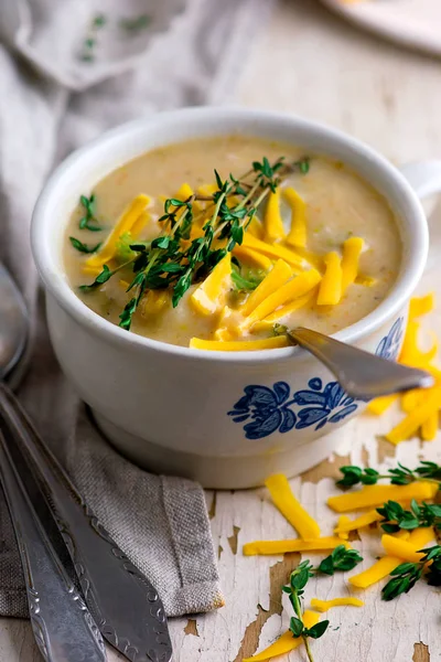 Brokkoli-Cheddar-Hühnchen und Knödelsuppe — Stockfoto