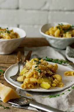 Makarna ve patates ile lahana. Pizzoccheri.