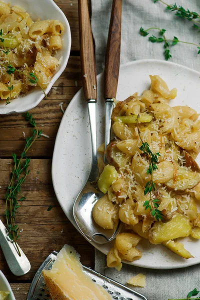 Makaron i ziemniaki z kapustą. Pizzoccheri. — Zdjęcie stockowe