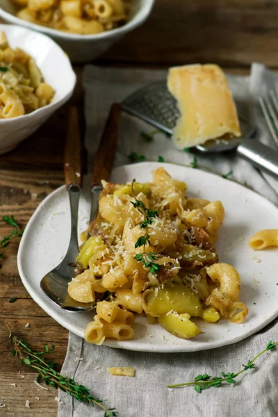 Pasta en aardappelen met kool. Pizzoccheri. — Stockfoto