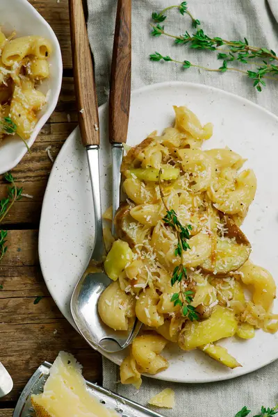 Těstoviny a brambory se zelím. Pizzoccheri. — Stock fotografie