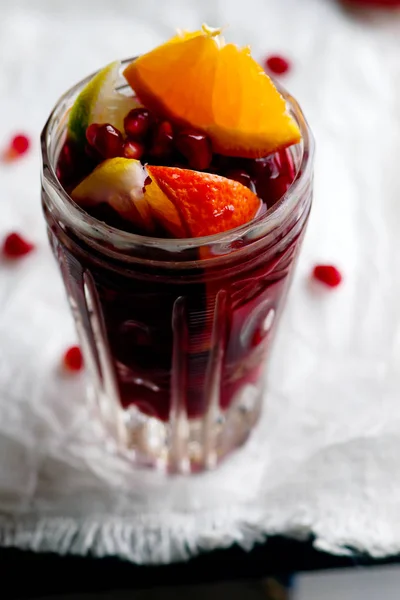 Červené víno Sangria s Citrus granátové jablko v brýlích. — Stock fotografie