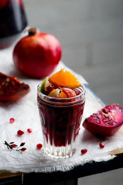 VIN ROUGE CITRUS POMEGRANATE SANGRIA en lunettes . — Photo