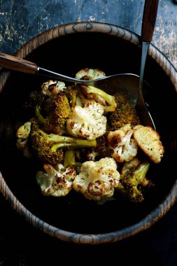 Tahin sos ile kavrulmuş brokoli