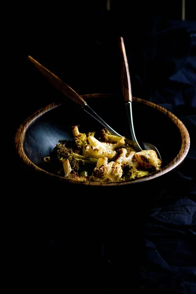 Gebratener Brokkoli mit Tahini-Dressing — Stockfoto