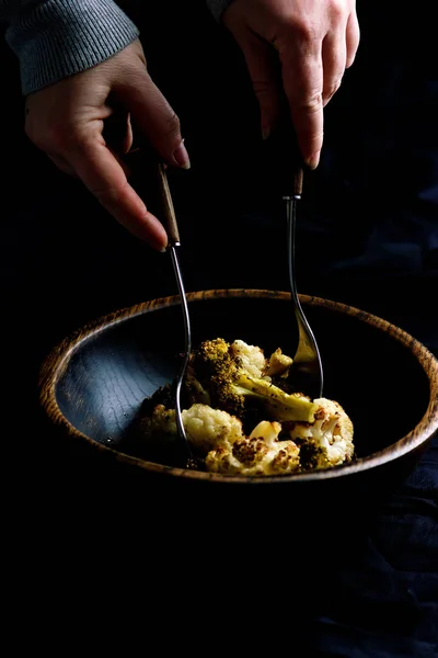 Жареная брокколи с соусом тахини — стоковое фото