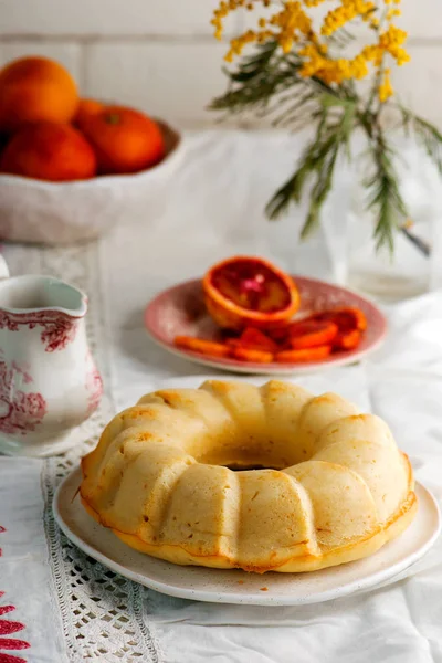 BLOOD ORANGE POUND CAKE COM UM ORANGE ZEST ICING — Fotografia de Stock