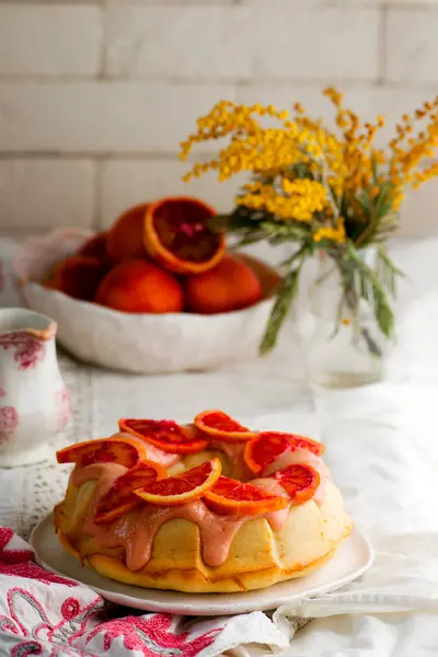 Krevní pomerančový dort s pomerančovou kůrou poleva — Stock fotografie