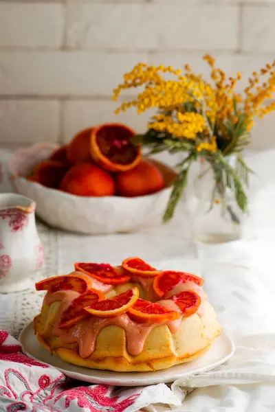 BLOOD ORANGE POUND เค้กกับ ORANGE ZEST ICING — ภาพถ่ายสต็อก