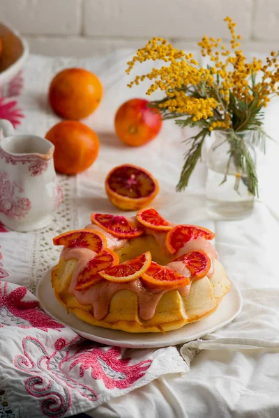 Blood Orange sockerkaka med ett apelsinskal glasyr — Stockfoto