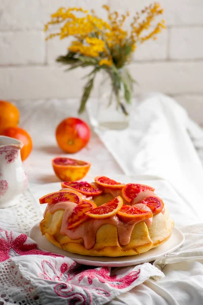 ARANCIONE DI SANGUE POUND CAKE CON UNA ZEST DI ARANCIA ICING — Foto Stock