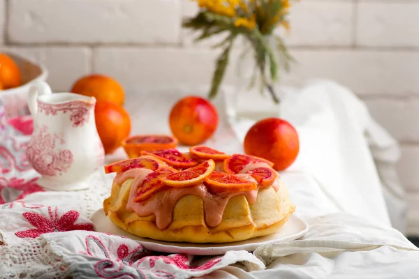 Blutorange Pfund Kuchen mit einer Orangenschale Zuckerguss — Stockfoto