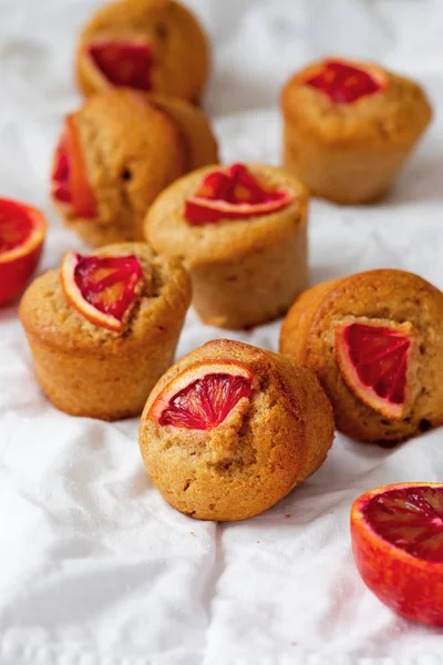 Vollkornblut-Orangen und Olivenöl-Muffins. — Stockfoto