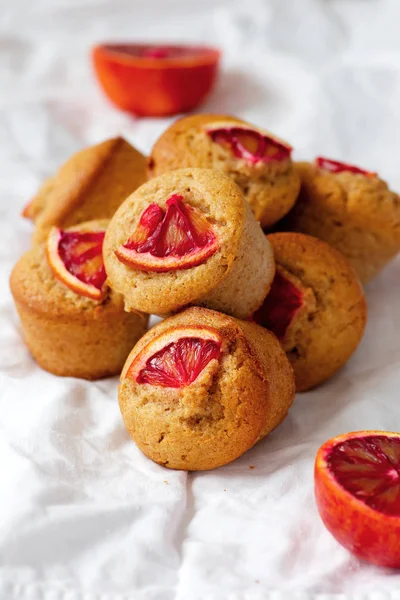 Vollkornblut-Orangen und Olivenöl-Muffins. — Stockfoto
